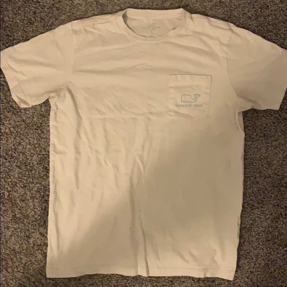 Vineyard vines white t-shirt with blue detailing